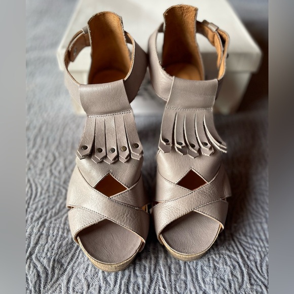 John Fluevog Rules T-strap platform - Picture 2 of 6